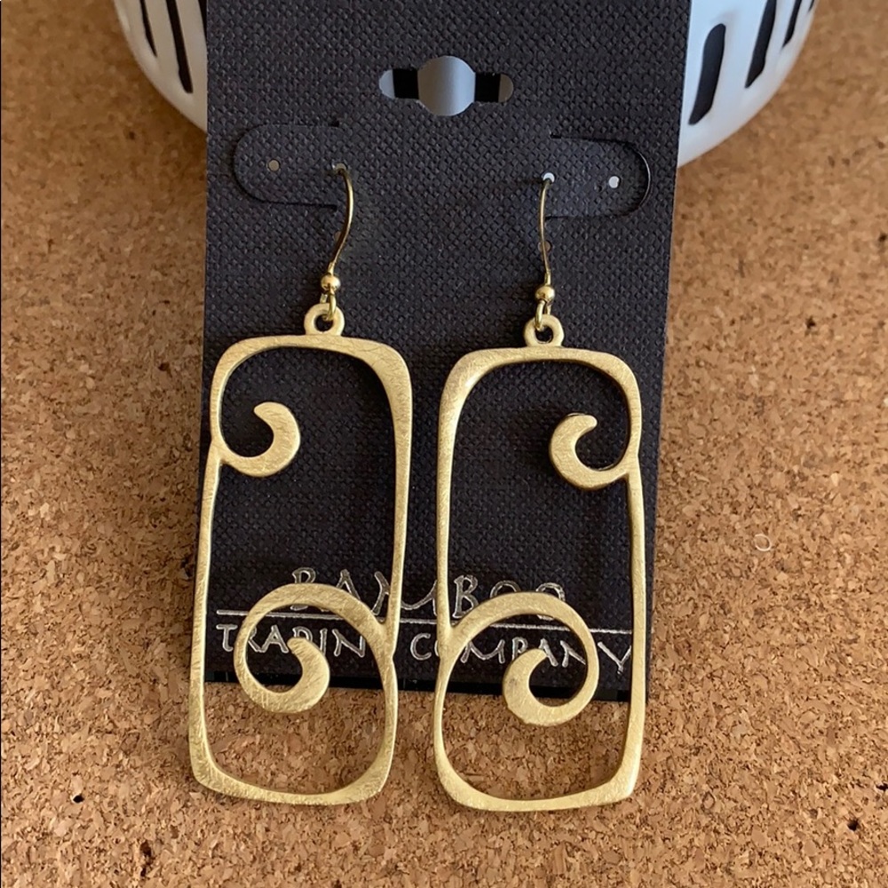 Gold wave earrings NWT🌊